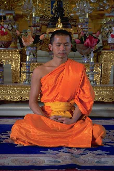 Monje budista meditando